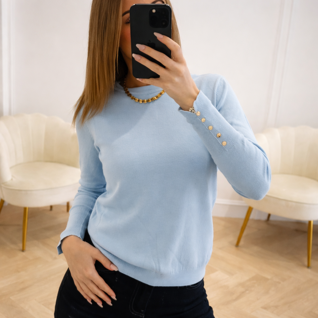 Pull col rond avec boutons dorés