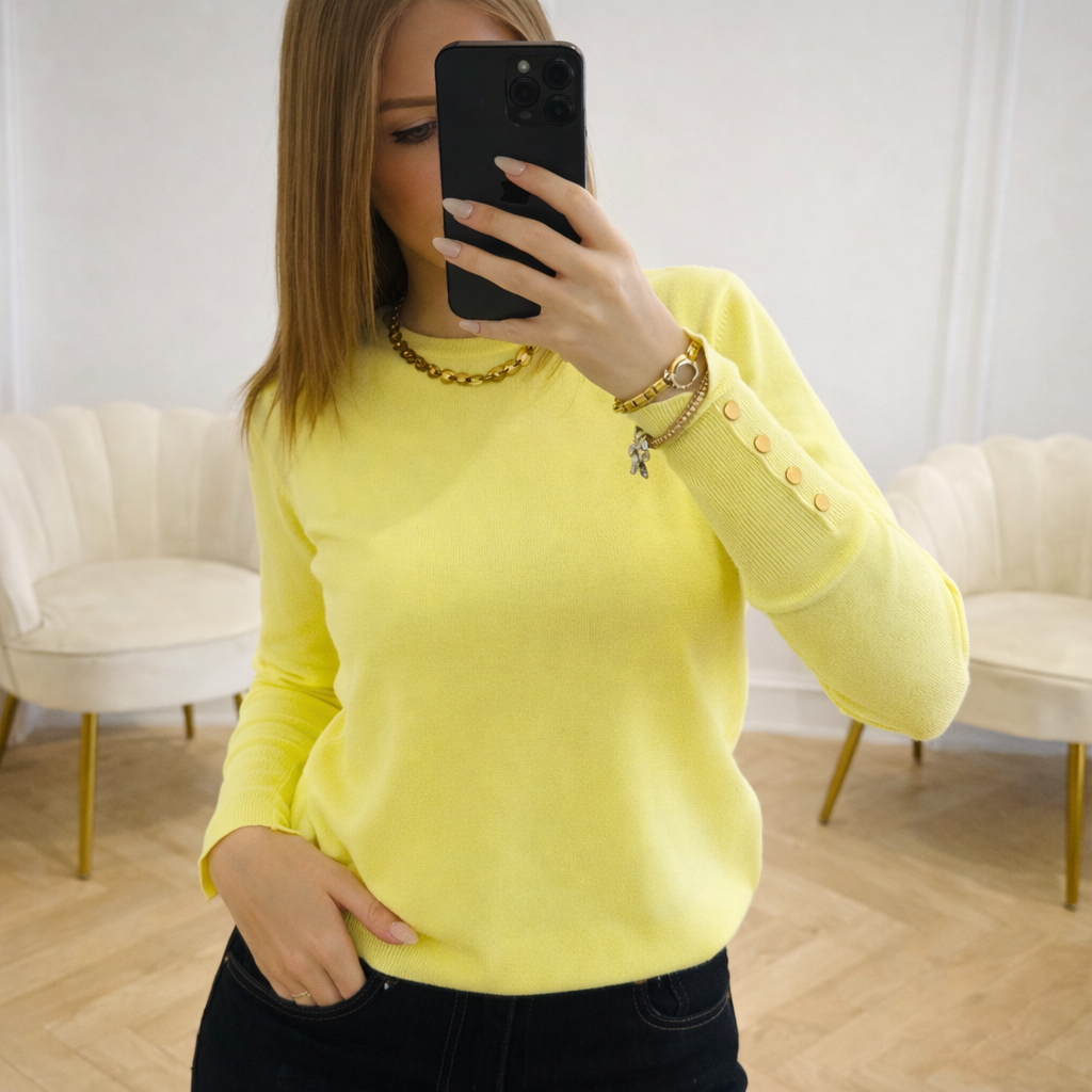 Pull col rond avec boutons dorés
